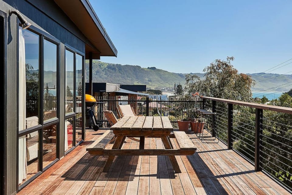 THE LOBSTERPOT BEACH HOUSE - views and walking distance to shops House in Apollo Bay