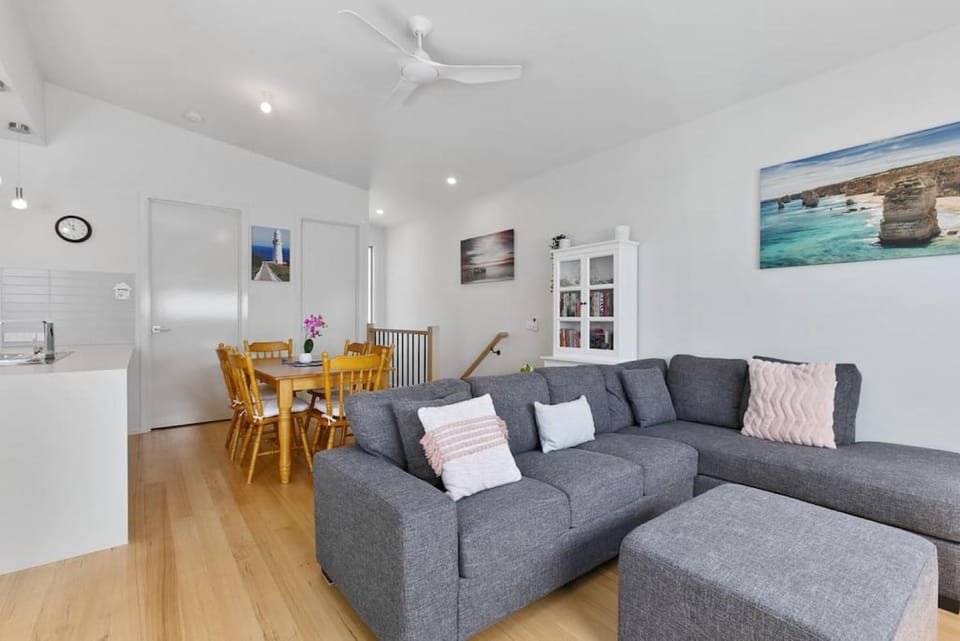 SEASIDE 7 - Steps from the beach House in Apollo Bay
