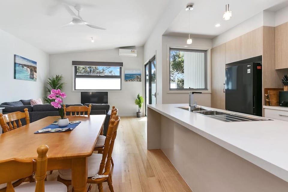 SEASIDE 7 - Steps from the beach House in Apollo Bay