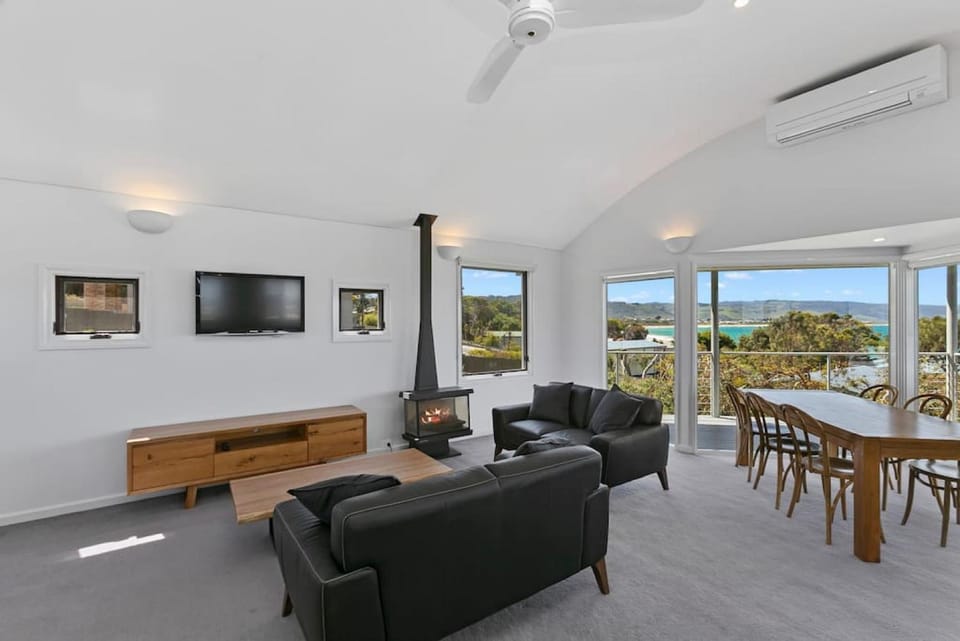 THE SHOREHOUSE - Ocean Views - 50m from Beach House in Apollo Bay