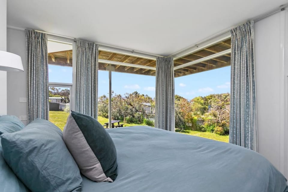THE SHOREHOUSE - Ocean Views - 50m from Beach House in Apollo Bay