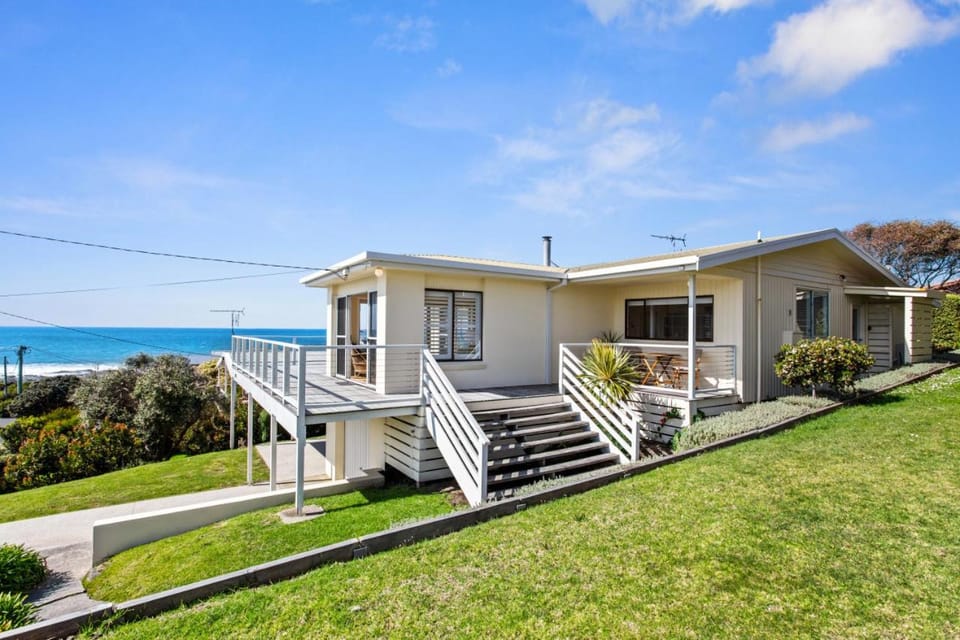 Marengo Beach House - Superb views, walk to beach House in Apollo Bay