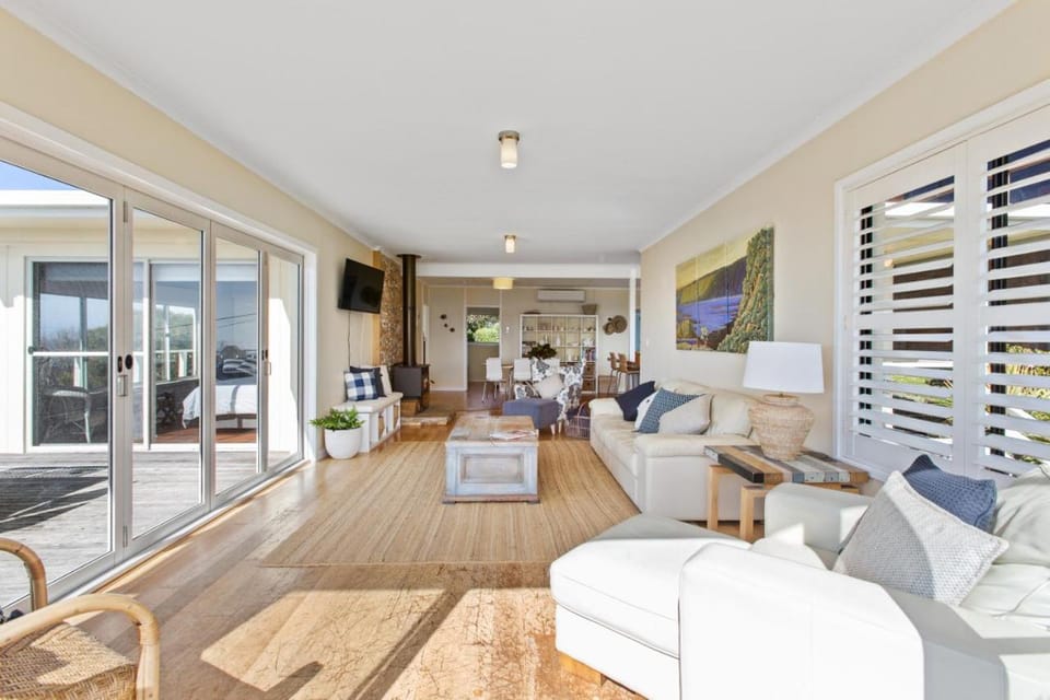 Marengo Beach House - Superb views, walk to beach House in Apollo Bay