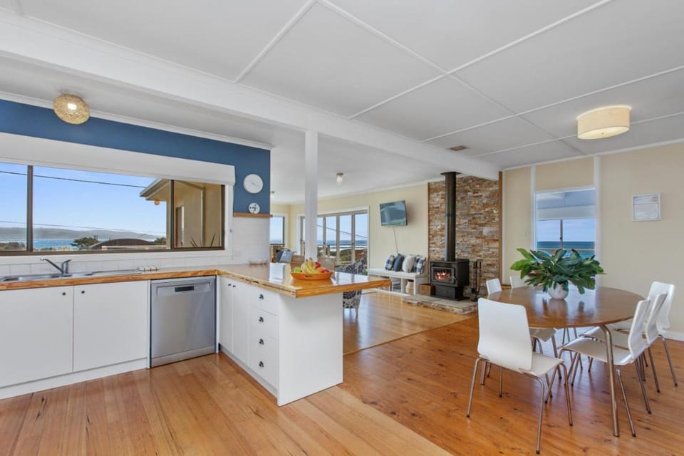 Marengo Beach House - Accessible, big views House in Apollo Bay