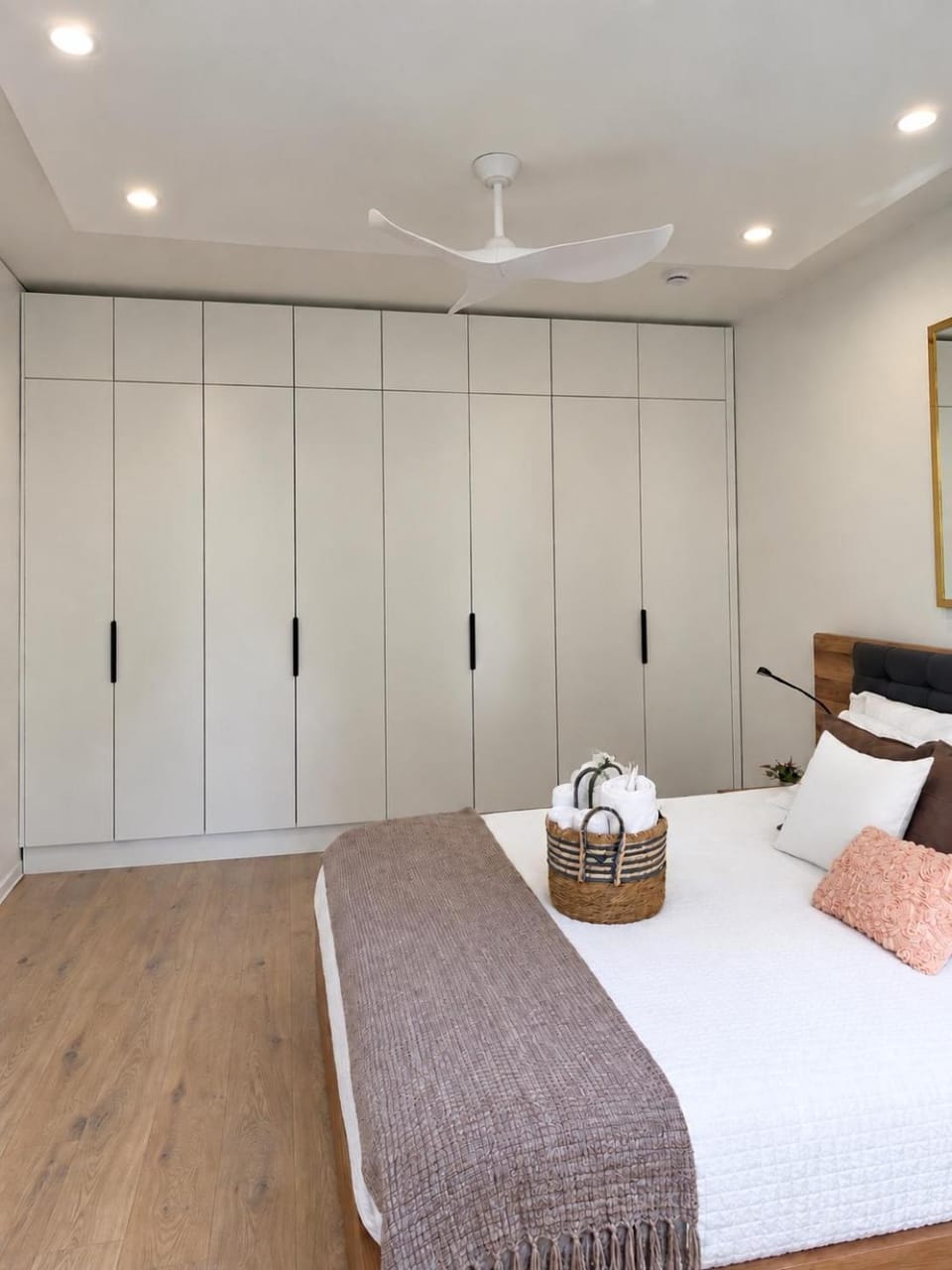Bed, Photo of the whole room, Decorative detail, Bedroom, towels, wardrobe