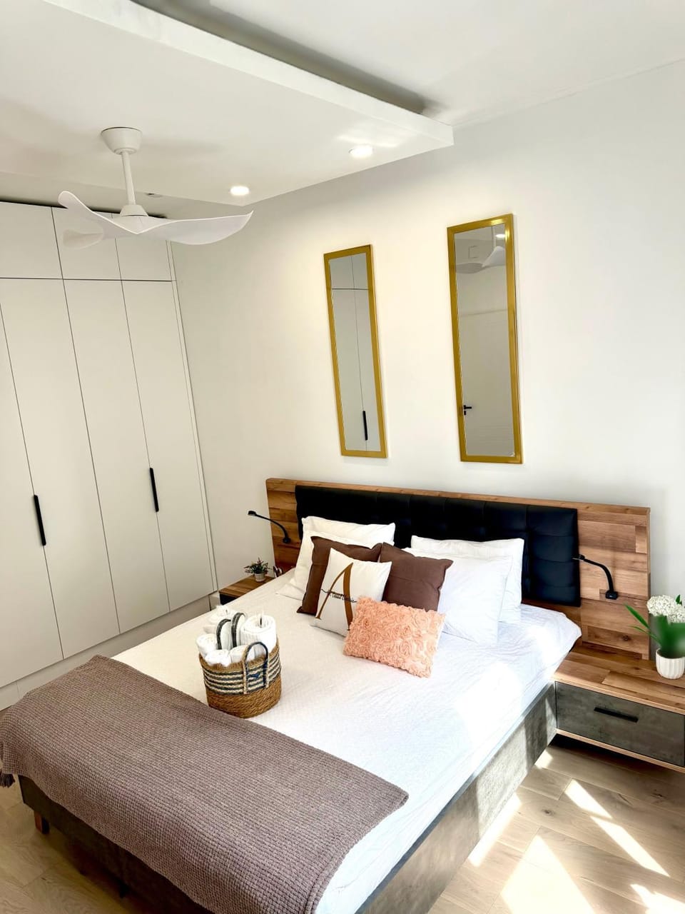 Bed, Photo of the whole room, Decorative detail, Bedroom, wardrobe