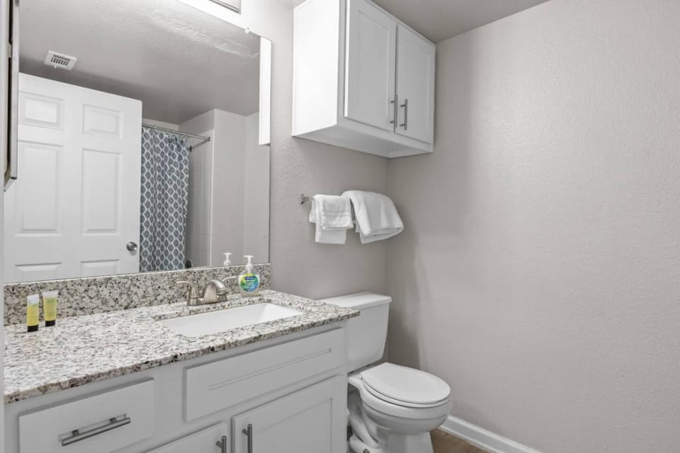 4BR Amazing Resort, Near Airport and Downtown Apartment in Montopolis