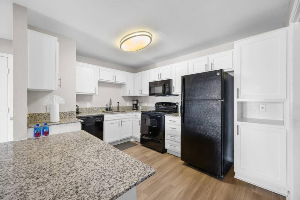 4BR Amazing Resort, Near Airport and Downtown Apartment in Montopolis