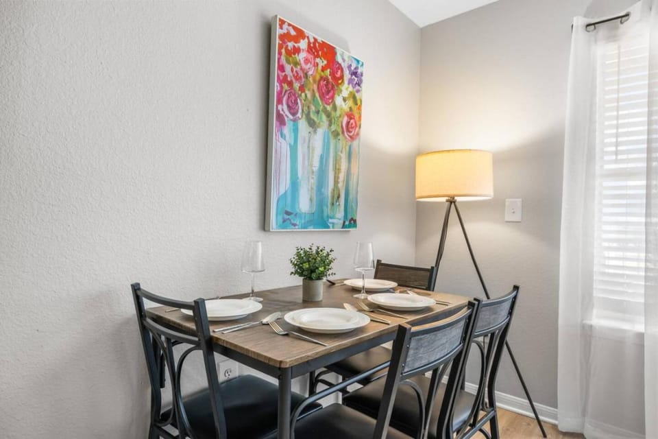 4BR Amazing Resort, Near Airport and Downtown Apartment in Montopolis
