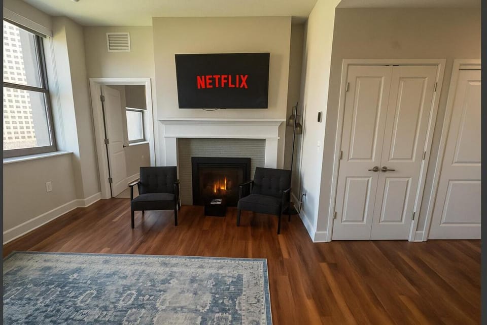 Dwntwn Luxe Suite Rock Hall, Casino, Stadiums Apartment in Cleveland Heights