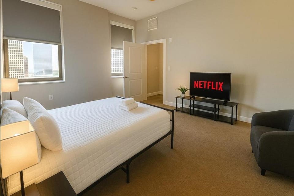 Dwntwn Luxe Suite Rock Hall, Casino, Stadiums Apartment in Cleveland Heights