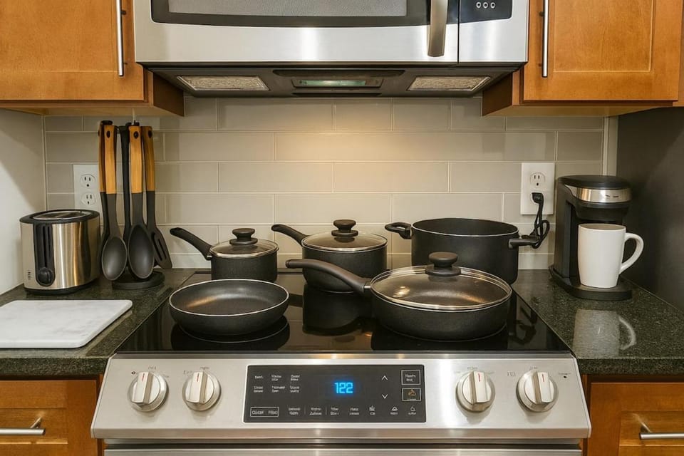 Modern Luxe Airport, Rock Hall, Stadiums, Casino Apartment in Cleveland Heights