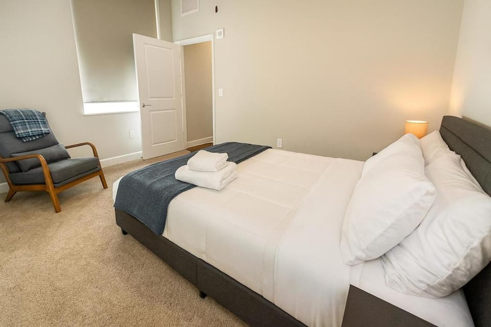 Modern Luxe Airport, Rock Hall, Stadiums, Casino Apartment in Cleveland Heights