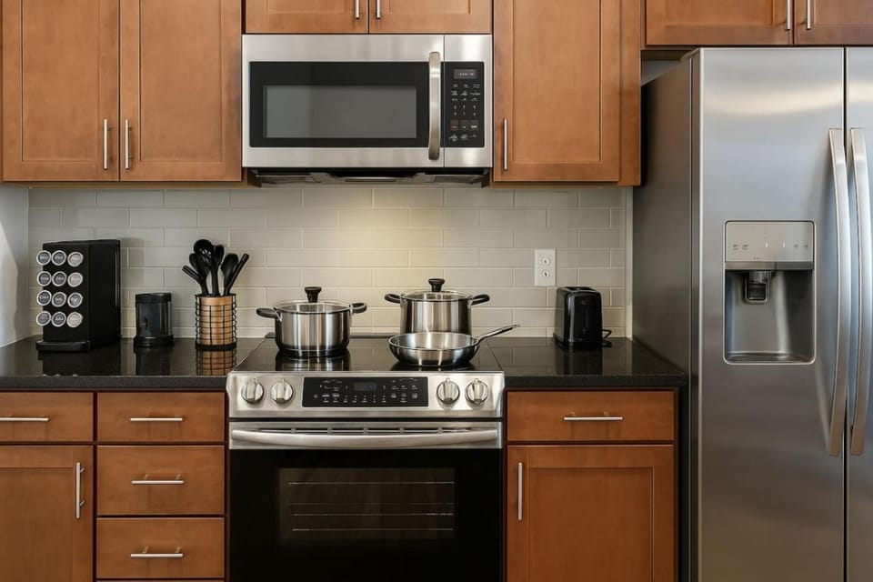 CozyLuxe Suite R&R HoF, Casino, Stadium, Airport Apartment in Cleveland Heights