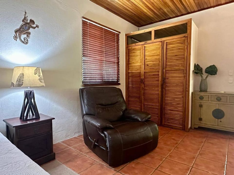 Jungle Creek, Casita Colibri, Studio with Big Patio Apartment in Quepos