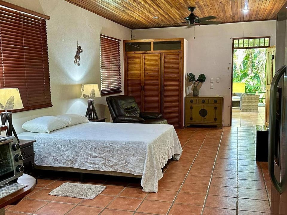 Jungle Creek, Casita Colibri, Studio with Big Patio Apartment in Quepos