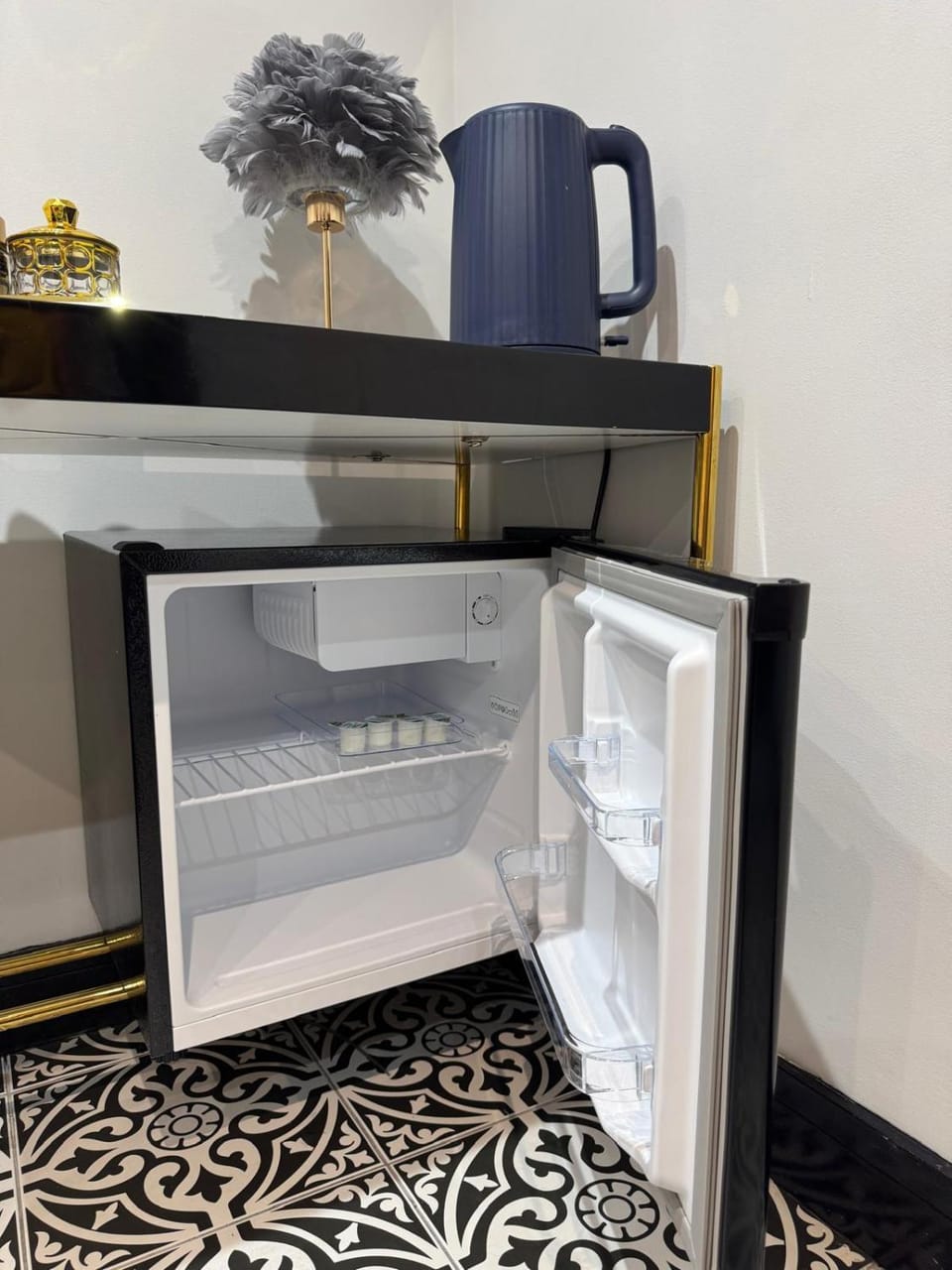 Marble Black Suite Apartment in Gloucester