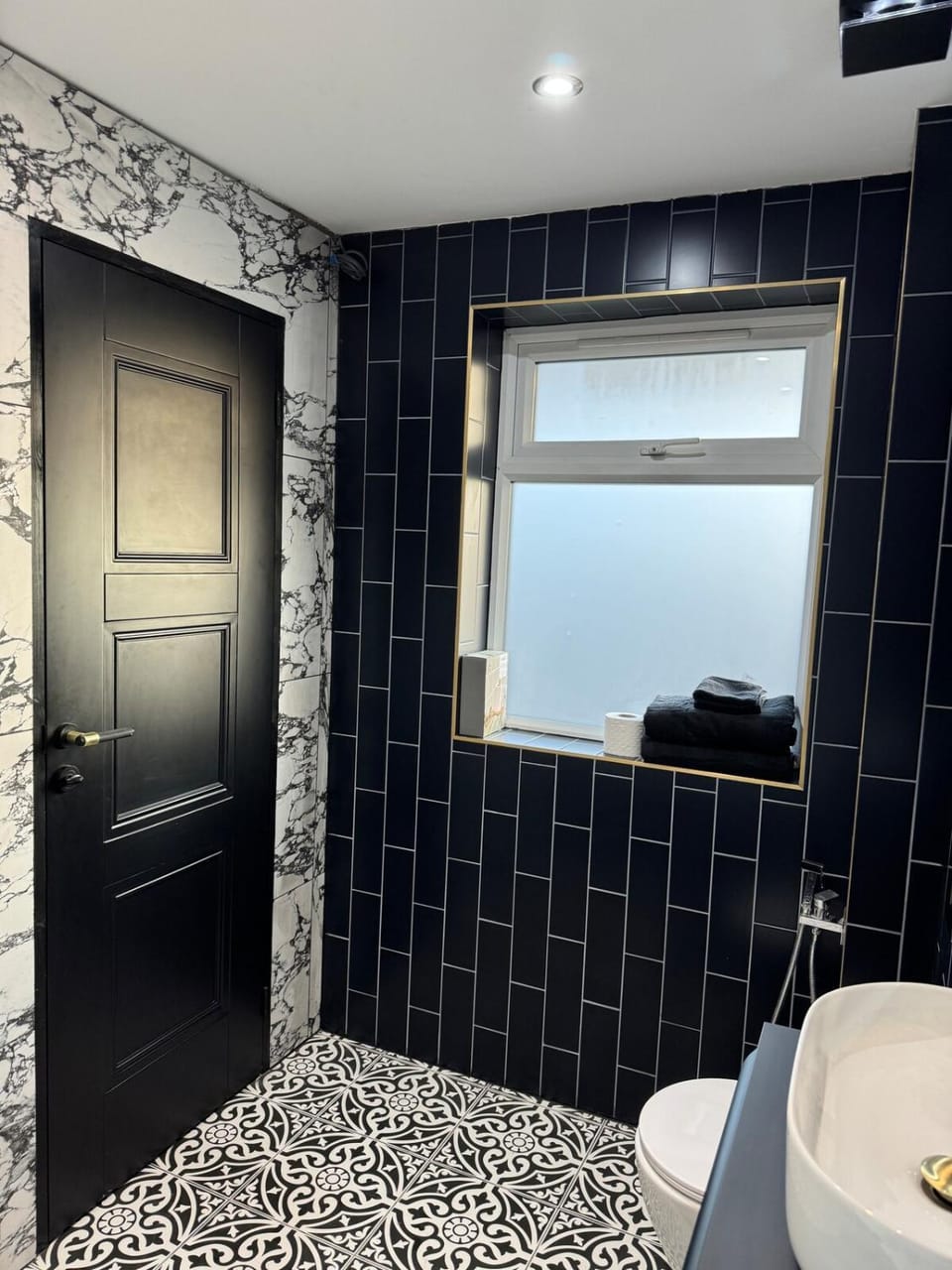 Marble Black Suite Apartment in Gloucester