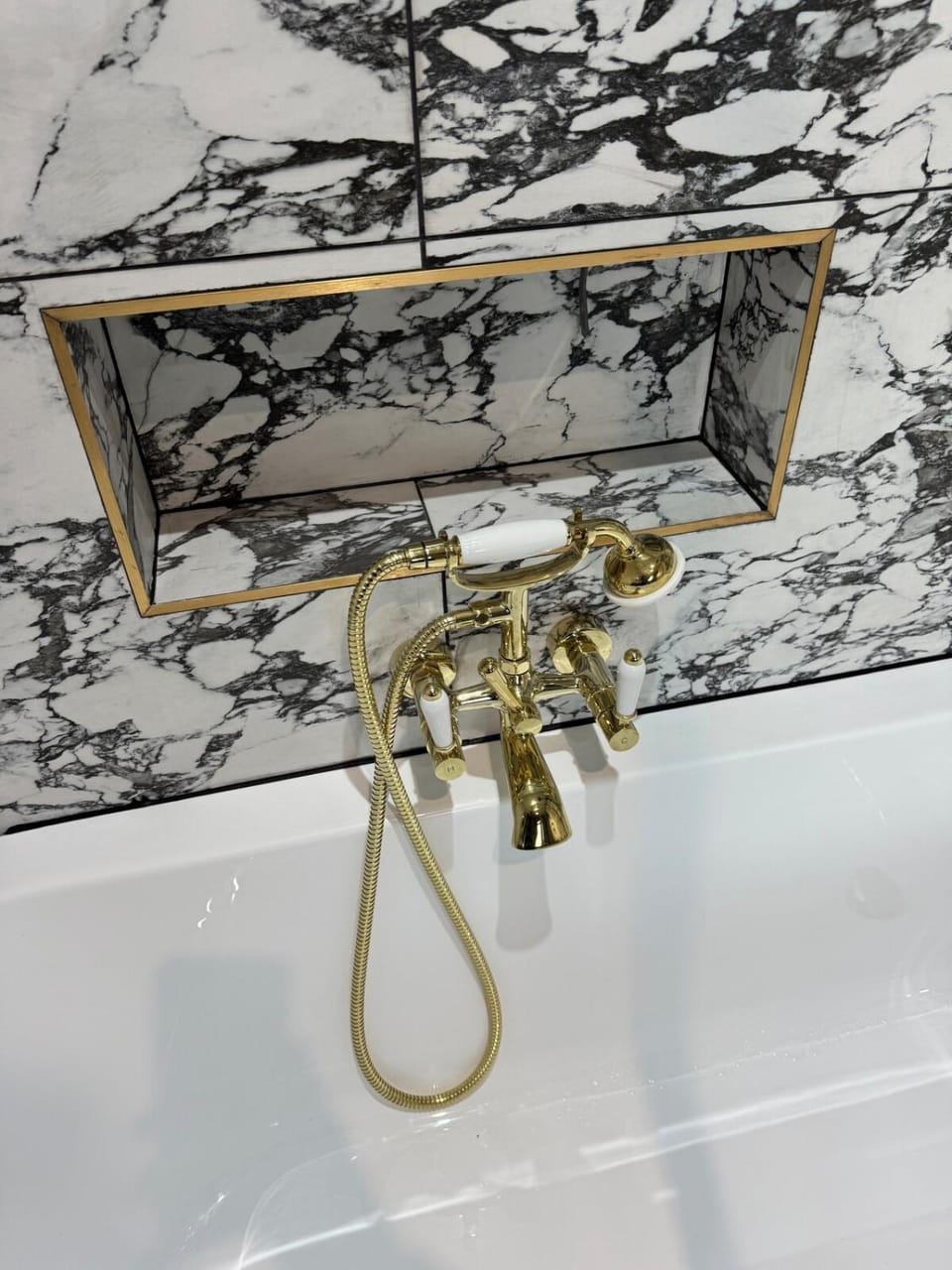 Marble Black Suite Apartment in Gloucester