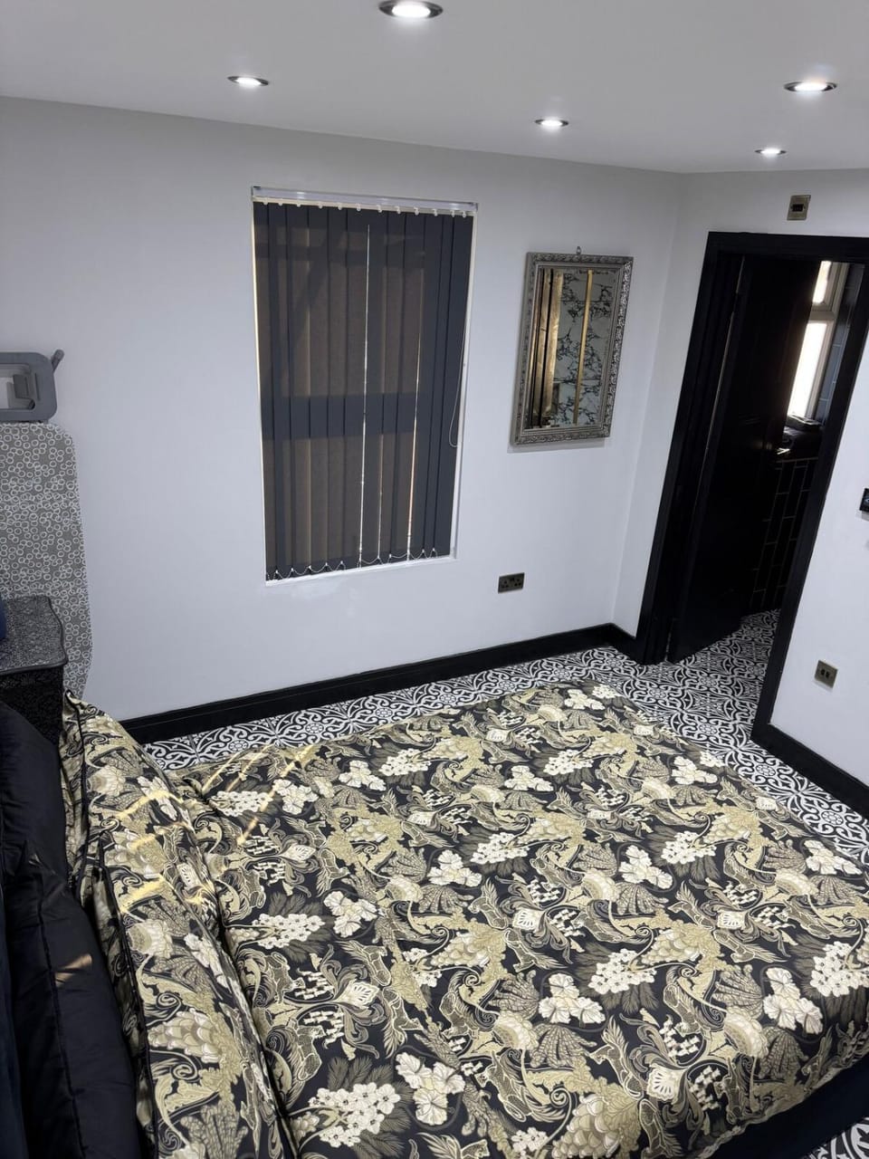 Marble Black Suite Apartment in Gloucester