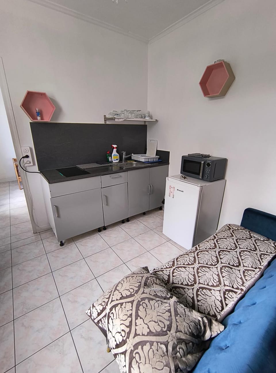 Kitchen or kitchenette, Bedroom, stove