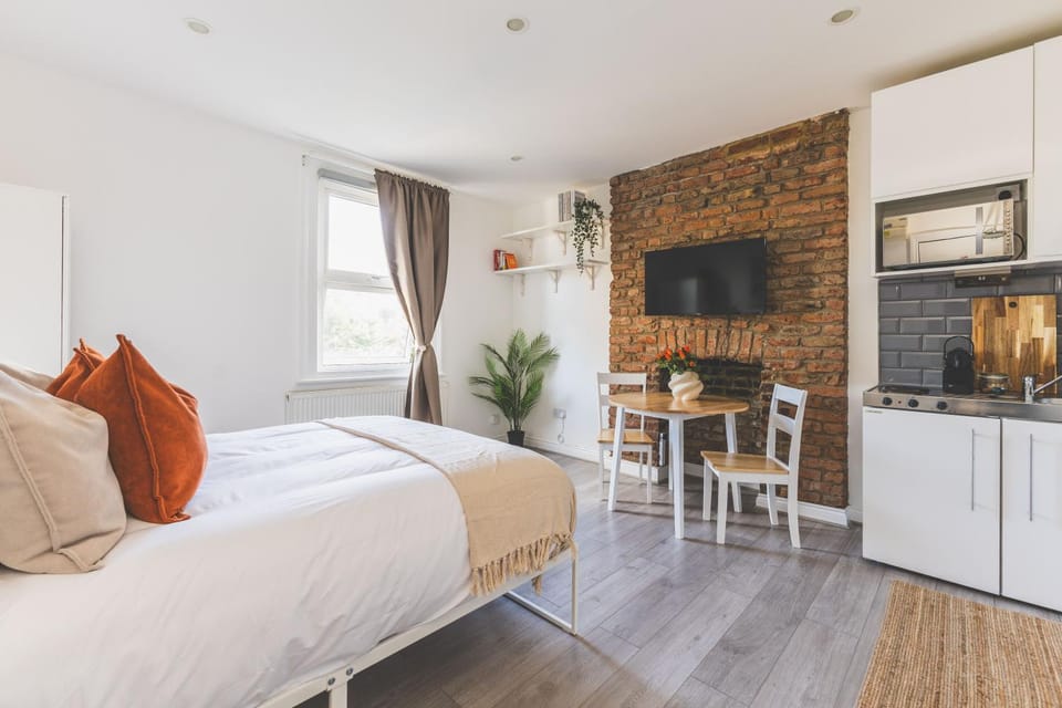 Bed, TV and multimedia, Kitchen or kitchenette, Living room, Seating area, Bedroom
