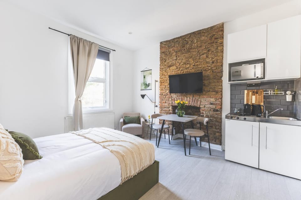 Bed, TV and multimedia, Kitchen or kitchenette, Seating area, Dining area, Bedroom, stove
