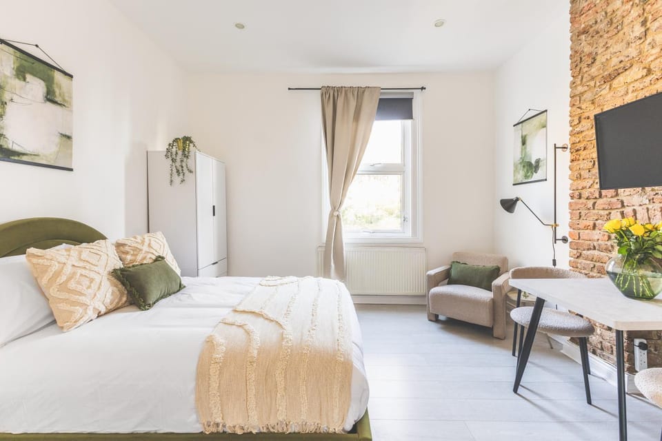 Bed, TV and multimedia, Seating area, Bedroom