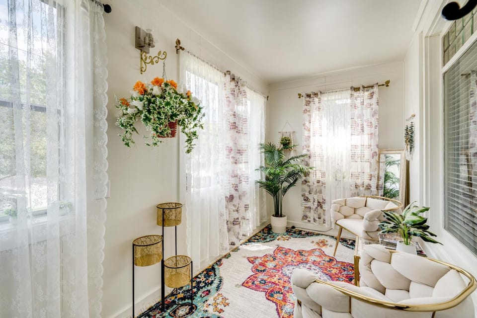 1 Mi to Dtwn Elgin: Dutch Colonial w/ Lovely Patio House in Elgin