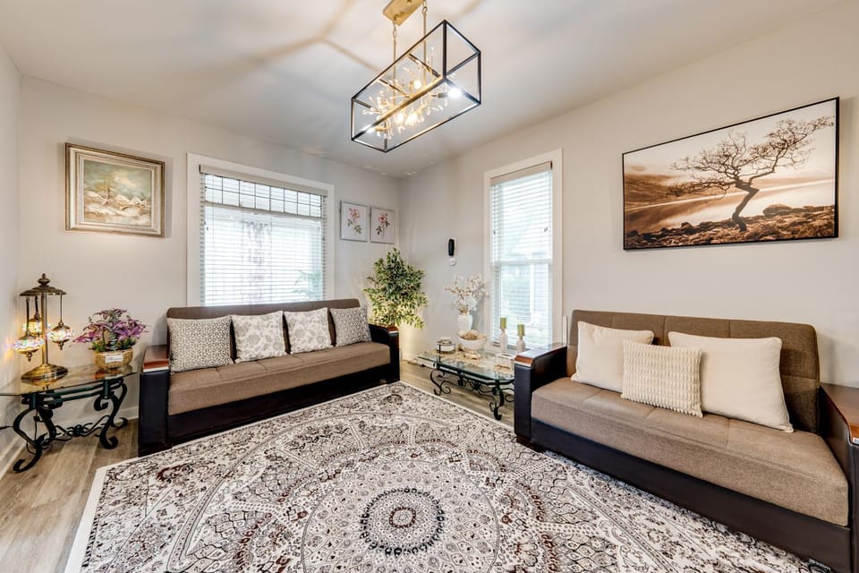 1 Mi to Dtwn Elgin: Dutch Colonial w/ Lovely Patio House in Elgin