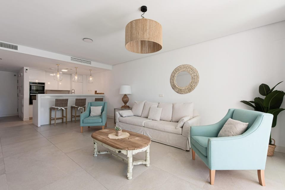 Kitchen or kitchenette, Living room, Seating area, Dining area