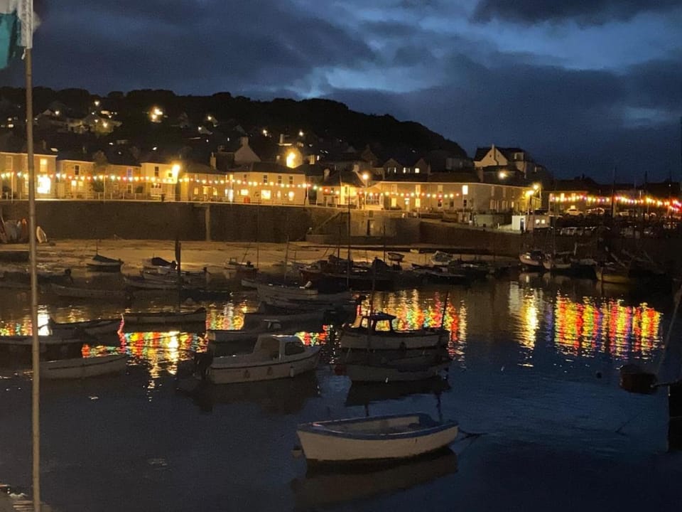 Toms Harbour Light cosy cottage House in Mousehole