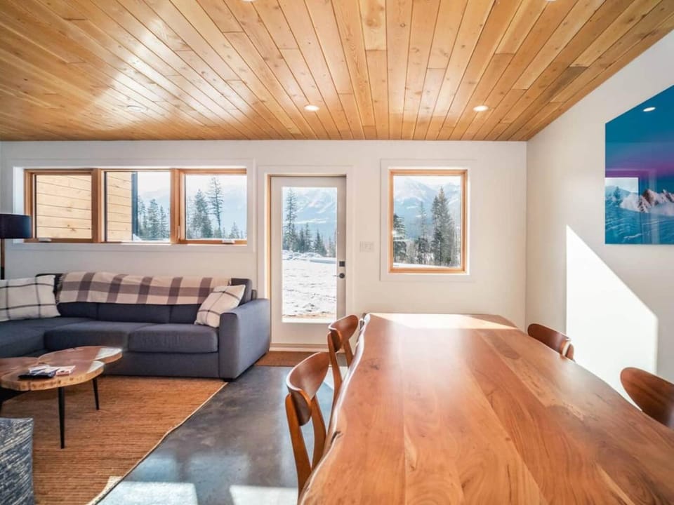 Epic Mountain View Private Hot Tub PÜR 1 House in Columbia-Shuswap A