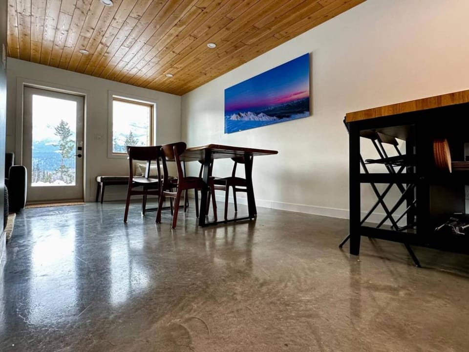 Unreal Mountain Views Private Hot Tub PÜR 3 House in Columbia-Shuswap A