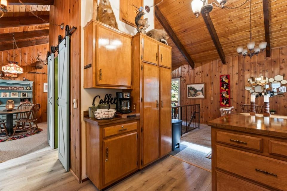 Retro Retreat, BBQ, Patio with Outdoor Seating! House in Lake Arrowhead