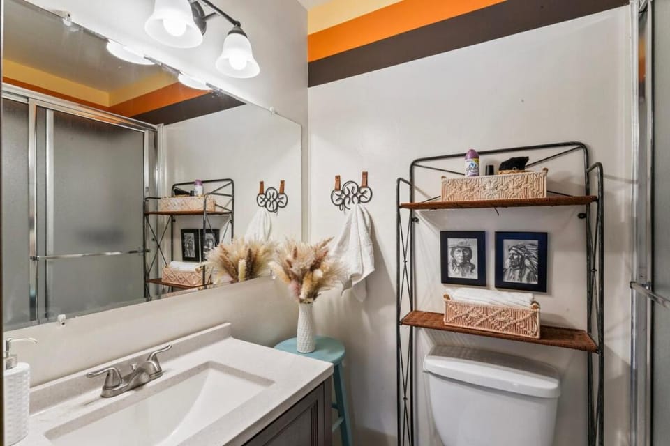 Retro Retreat, BBQ, Patio with Outdoor Seating! House in Lake Arrowhead