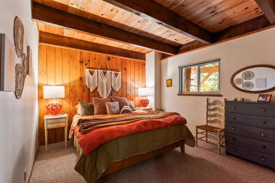 Retro Retreat, BBQ, Patio with Outdoor Seating! House in Lake Arrowhead