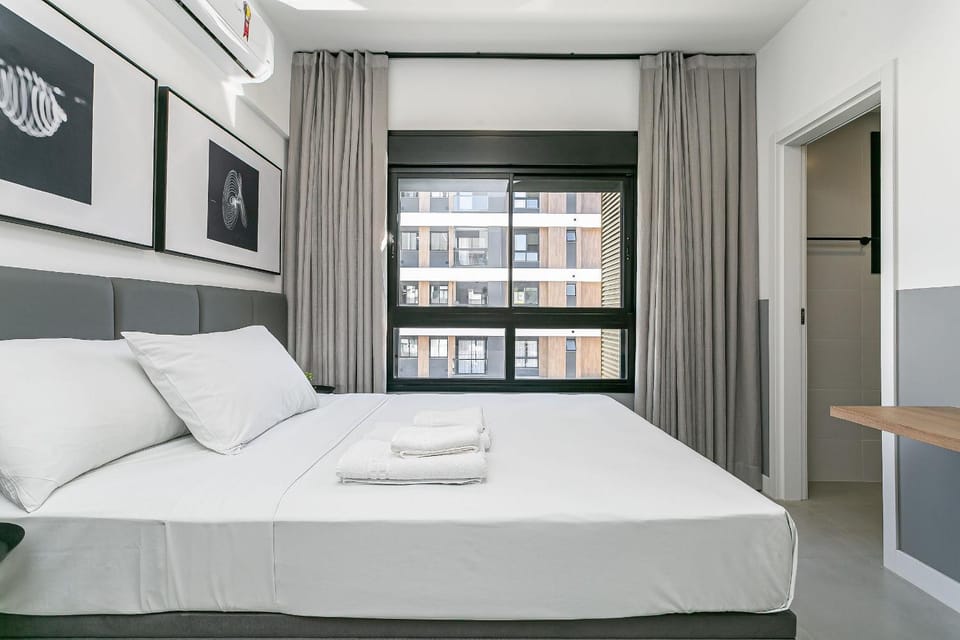 Bed, Photo of the whole room, Bedroom, towels