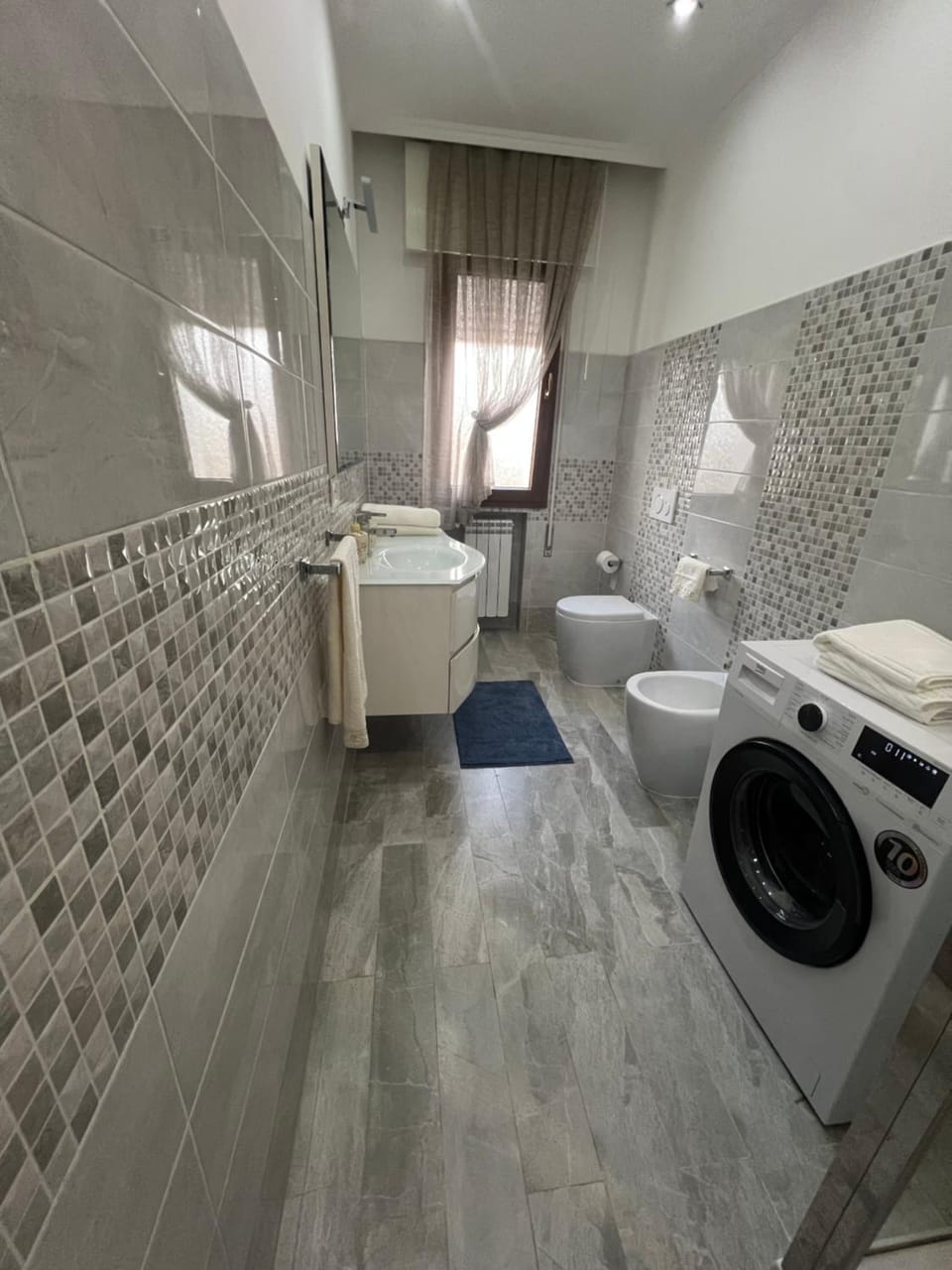 Shower, Toilet, Bathroom, bidet, towels