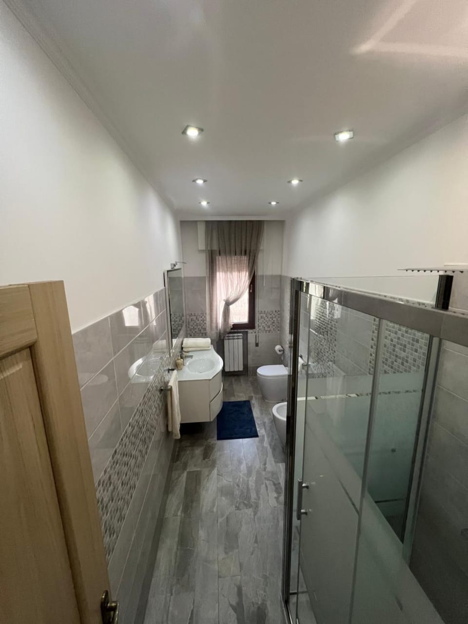 Shower, Toilet, Bathroom, towels