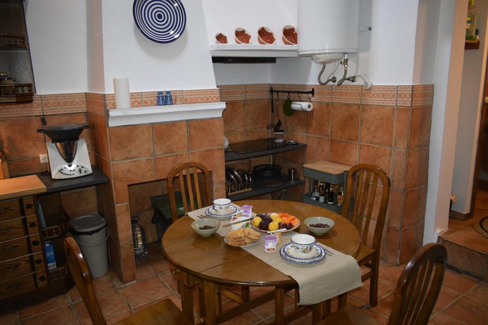 Coffee/tea facilities, Kitchen or kitchenette, Dining area, Communal kitchen, stove, toaster