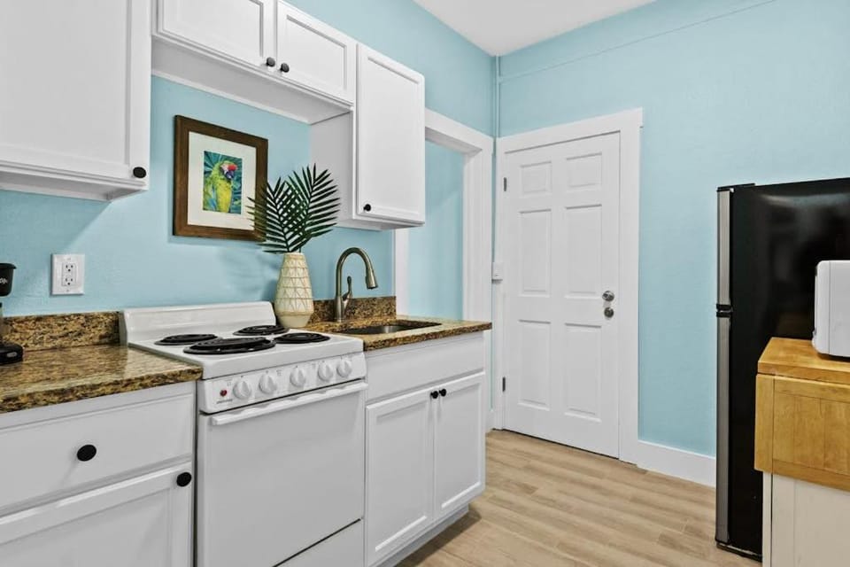 Parrot Beach Cottages Suite #1 Apartment in Siesta Beach