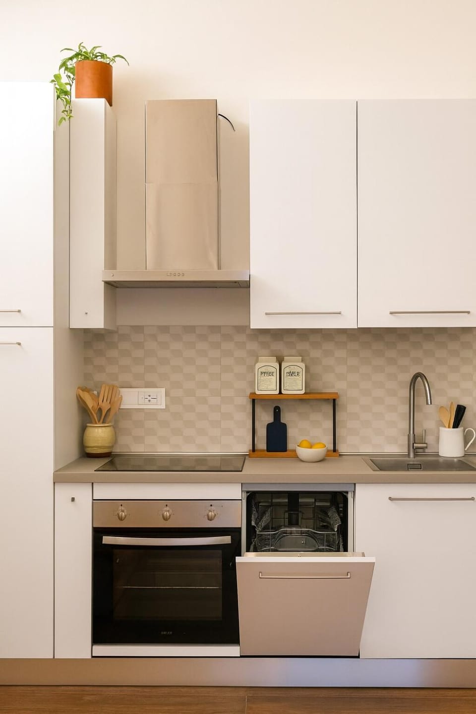 Coffee/tea facilities, Kitchen or kitchenette, dishwasher, oven, stove