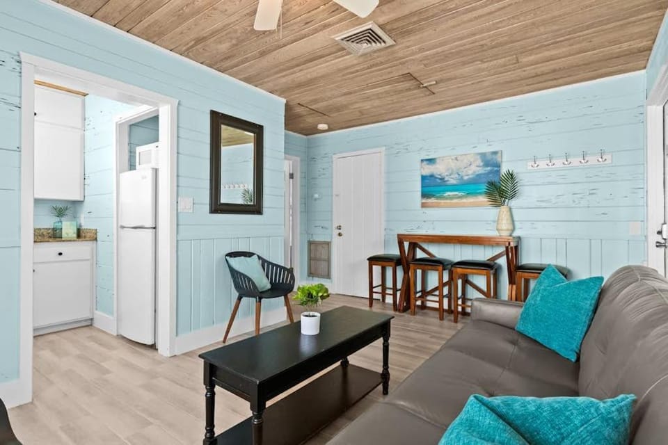 Parrot Beach Cottages Suite #3 Apartment in Siesta Beach
