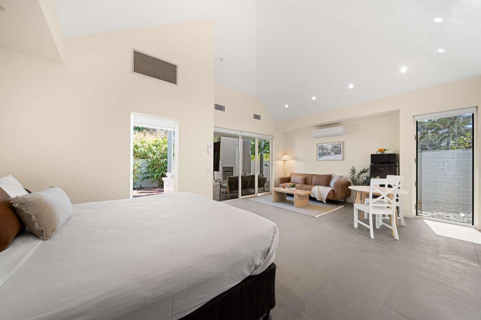 Bed, TV and multimedia, Photo of the whole room, Seating area, Bedroom