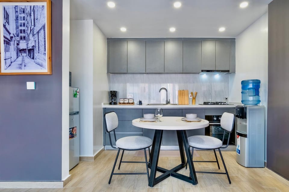 Kitchen or kitchenette, Dining area