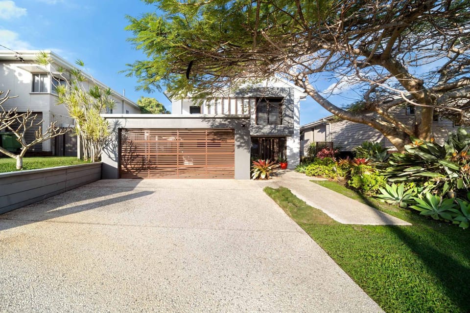 Property building, Neighbourhood, Garden, Garden view, Street view