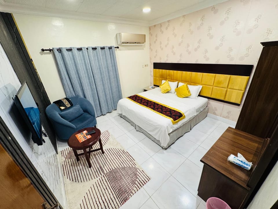 Bed, TV and multimedia, Living room, Photo of the whole room, Seating area, Bedroom, air conditioner