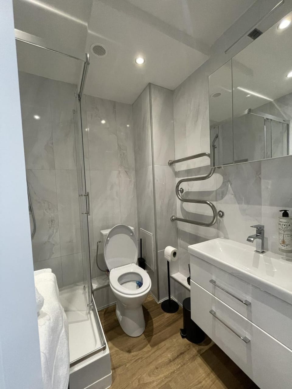 Shower, Toilet, Bathroom, towels