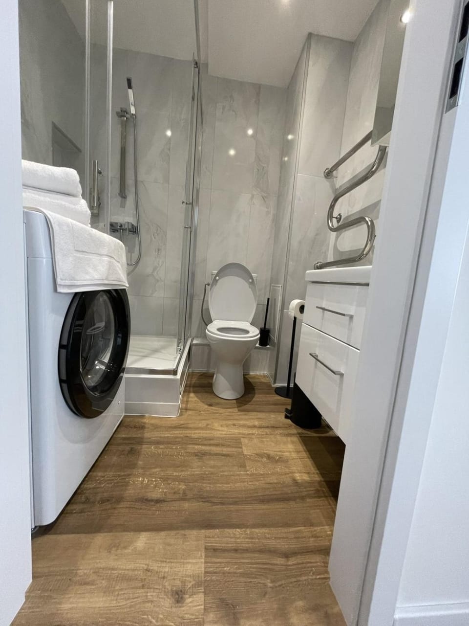 Shower, Toilet, Bathroom, towels